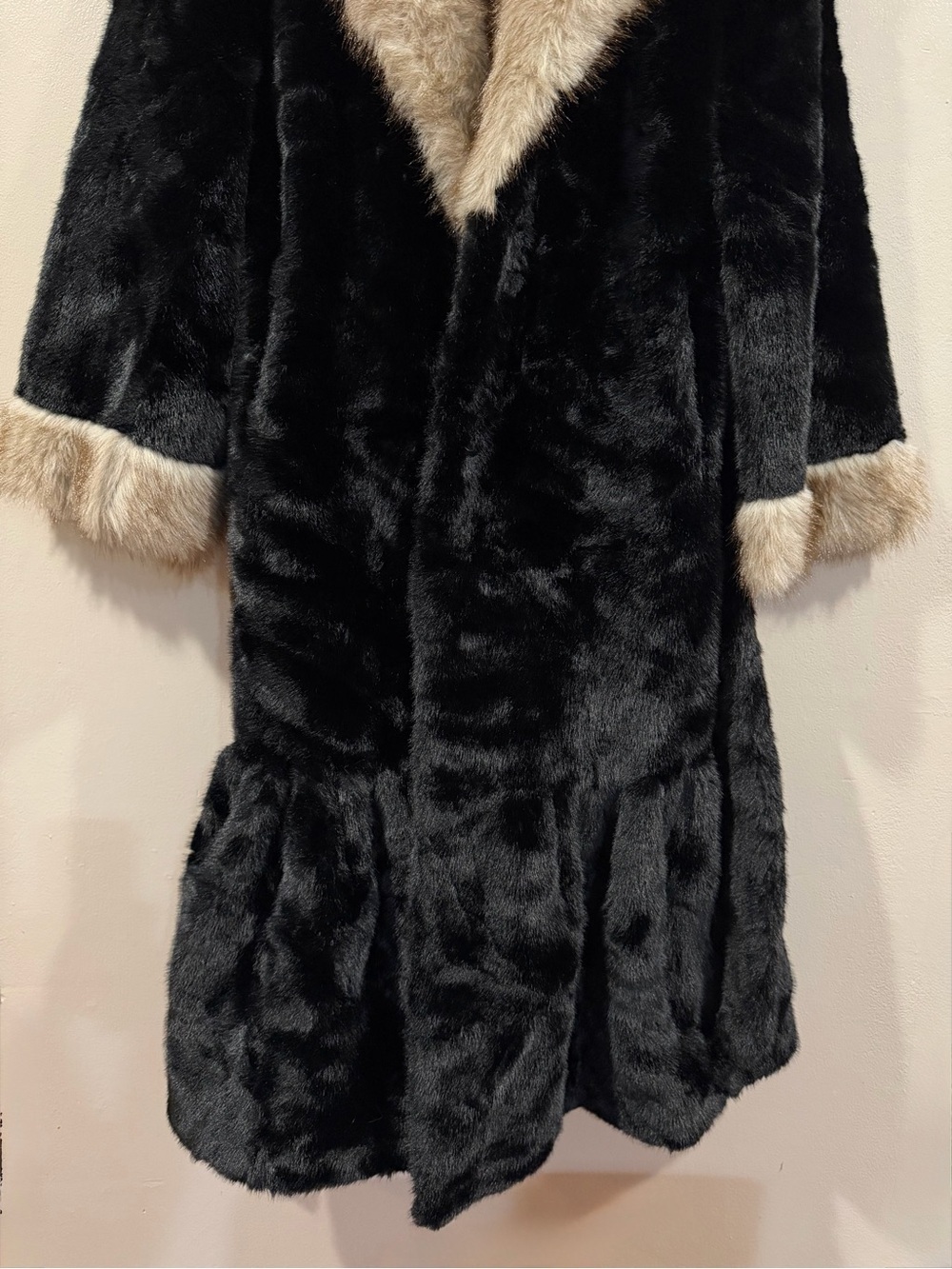 NWOT Black Faux Fur Long Coat with Beige Trim Size Medium/Large - Picture 9 of 13